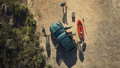 Поглед од горе - Dacia Duster и авантуристи со опрема за кајак на отворено.