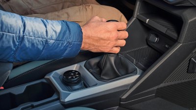 Рачка на менувачот во Dacia Duster, при што возачот менува брзини.