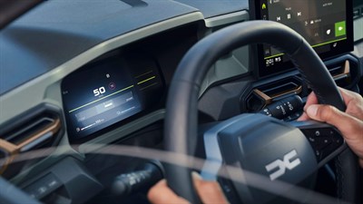 Дигитална инструмент табла и управувач во Dacia Duster, прикажувајќи ја моменталната брзина и информации за возилото.