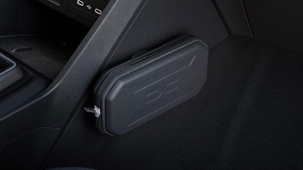 Футрола за очила прикачена на точката YouClip во Dacia Jogger, која се наоѓа на страната од седиштето.