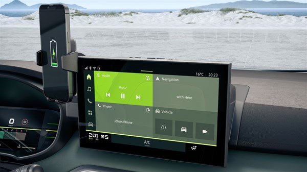 Паметен телефон монтиран на безжичниот полнач YouClip до екранот во Dacia Jogger.