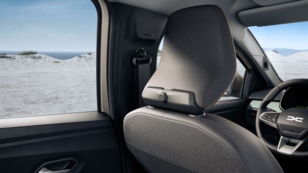 Држач YouClip прикачен на потпирачот од седиштето на Dacia Jogger, гледано од внатрешноста.