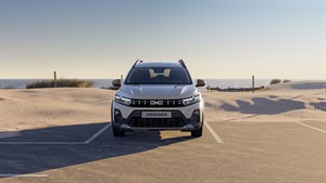 Бел Dacia Jogger паркиран на паркинг.