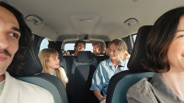 Внатрешноста на Dacia Jogger со патници распоредени во три реда седишта за време на возењето.