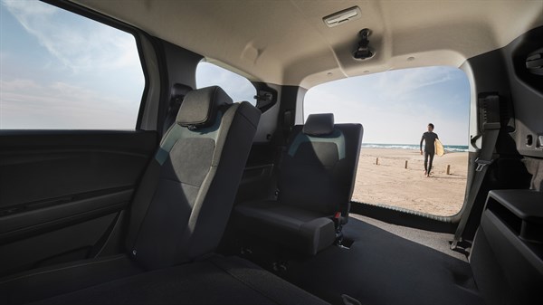 Внатрешност на Dacia Jogger со склопени седишта и поглед на големиот багажен простор.