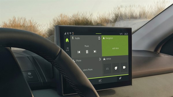 Внатрешноста на Dacia Jogger со поглед на управувачот, дигиталната инструмент табла и централниот мултимедијален екран.