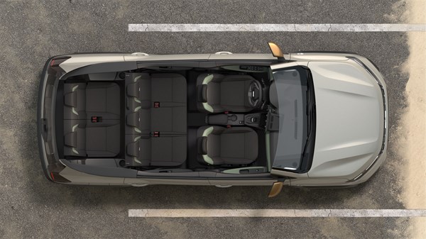 Поглед од горе на Dacia Jogger паркиран на обележано паркинг место, со седиштата и патничкиот простор јасно видливи.