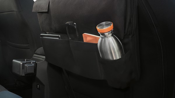 Задни прегради за складирање на Dacia со мултифункционален организатор кој содржи шише и лични работи.