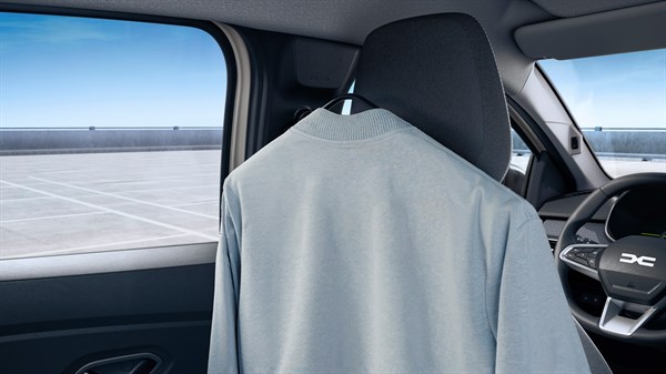 Палто кое виси на закачалка YouClip монтирана на задниот дел од предното седиште во Dacia Sandero.