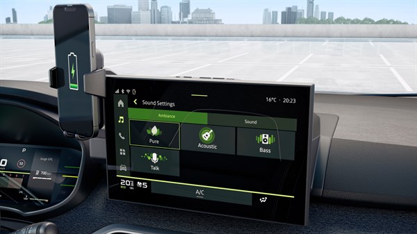 Безжичен полнач поставен на YouClip држач во возило Dacia Sandero, со паметен телефон над централниот екран.