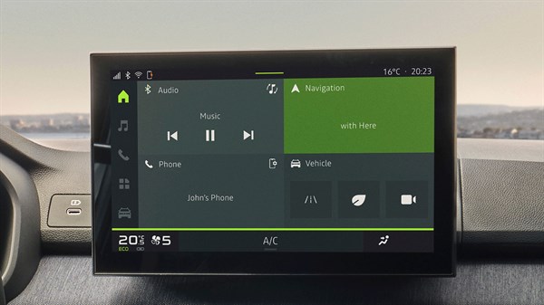 Поглед на 10-инчниот централен мултимедијален екран во Dacia Sandero со видливо мени и навигација.