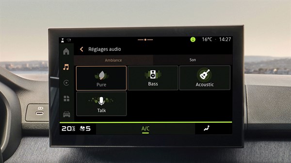 Централниот мултимедијален екран во Dacia Sandero со отворено мени за поставки на 3D аудио од Arkamys.
