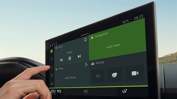 Раката на возачот го контролира менито на екранот од 10 инчи на системот