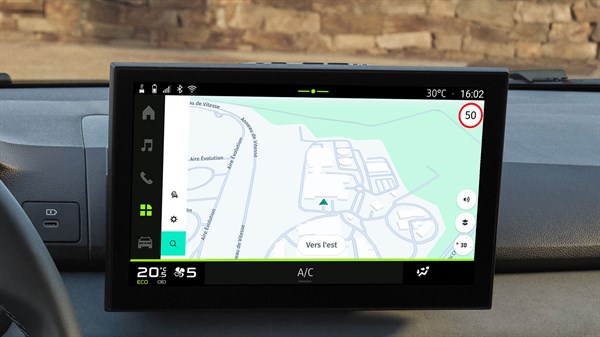 Централниот екран на системот Media Nav Live во Dacia Sandero Stepway со приказ на навигациска мапа додека возите.