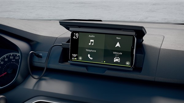 Инструмент табла со дисплеј за Media Control.