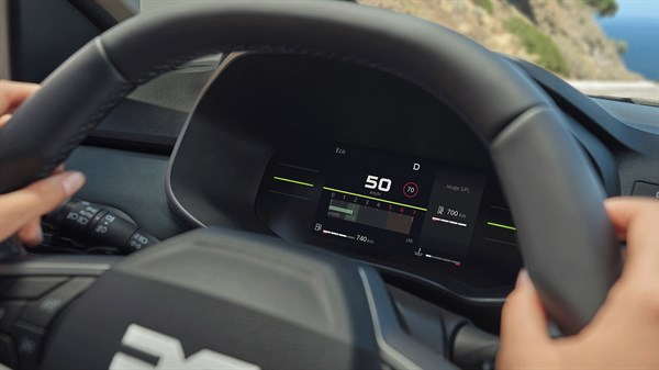 Поглед на 7-инчниот дигитален инструмент дисплеј во Dacia Sandero Stepway, снимен од зад управувачот  додека возите.