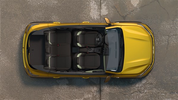 Dacia Sandero Stepway фотографиран одозгора со отворени врати и видлив распоред на седиштата во патничкиот простор.