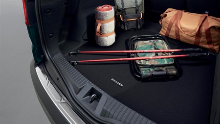 Поглед на прагот на багажниот простор на Dacia Jogger со товар.