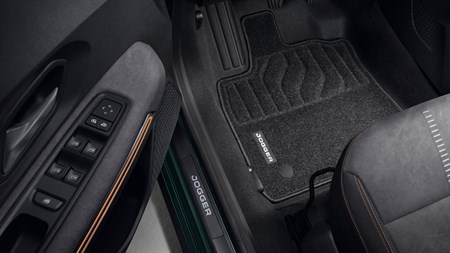 Премиум текстилни подлоги во внатрешноста на Dacia Jogger.
